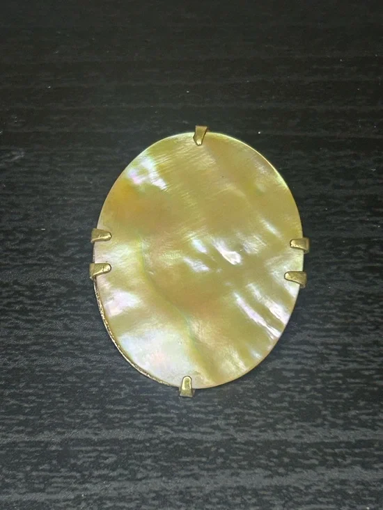 Oval Mother-of-Pearl Cabochon Pendant in Iridescent Gold - Picture 1 of 7